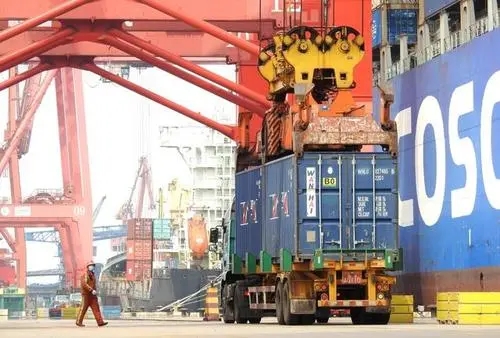 外贸出口遭遇物流“梗阻” 破解“一箱难求”“箱比货贵”