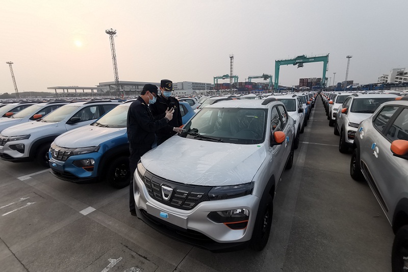 海关高效验放 新能源车按时“登船”出海